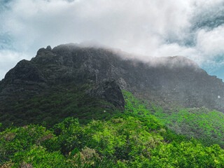 Berg "Le Morne Brabant" bei blauem Himmel und wenigen Gipfelwolken auf Mauritius