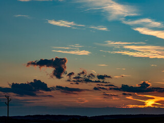 Wolkenhimmel bei Sonnenuntergang