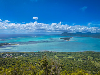 Weite Sicht mit grüner Landschaft und dem türkisblauen Meer auf Mauritius bei sehr gutem Wetter