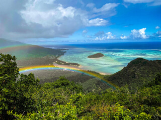 Panorama der grünen Berglandschaft von Mauritius mit buntem Regenbogen