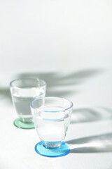 水の入った２つのグラス