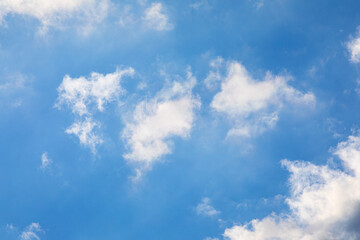 Ciel bleu nuageux de fin de journée en été.