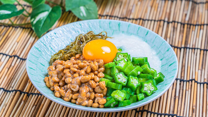 納豆・オクラ・とろろ・めかぶ・卵黄を盛り付けた夏のネバネバ丼
