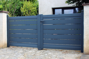 Portail moderne noir, gris anthracite devant la maison