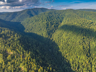 Fototapeta premium Lot nad Szczawnikiem o zachodzie słońca późnym latem.