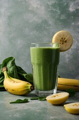 Batido verde saludable de espinacas y plátano en un vaso con pajita, servido sobre una mesa de madera rústica como concepto de desayuno energético y dieta detox.
