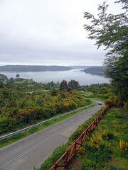 Paisaje, auto en carretera, lago de fondo