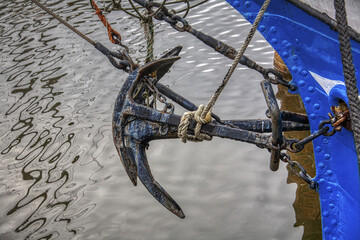 ancres &agrave; l'&eacute;trave de bateaux de p&ecirc;che et reflets sur l'eau