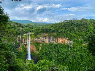 Chamarel Wasserfall auf Mauritius – Naturgewalt in tropischer Kulisse
