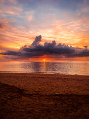 Wunderschöner Sonnenuntergang mit großer Wolke über dem Meer von Mauritius