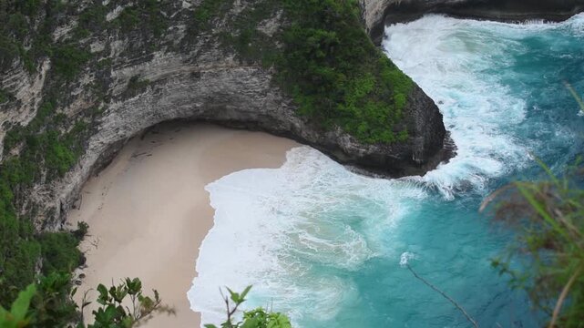 The beauty of the beaches in Nusa Penida, quiet and natural with white sand and steep cliffs