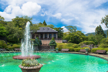 箱根にある公園の噴水池と洋館