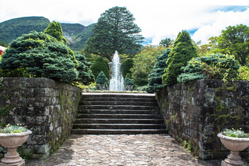 箱根にある公園の噴水池と階段