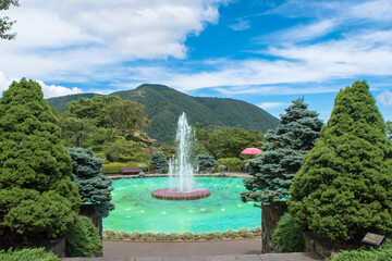 箱根にある公園の噴水池と山並み