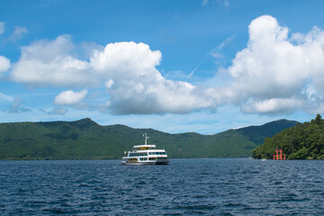 芦ノ湖の遊覧船と湖畔と箱根の山並み