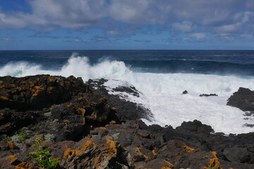 Meeresbrandung mit Fontäne und Gischt an Fels bei Buenavista del Norte auf Teneriffa