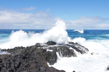 Fontäne mit Gischt durch Meeresbrandung bei Buenavista del Norte auf Teneriffa