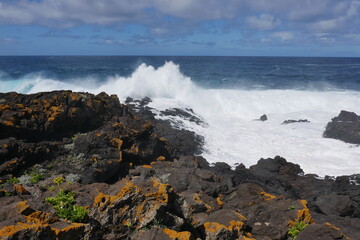 Fels Wellen Gischt und Meer an der Küste von Teneriffa bei Buenavista del Norte