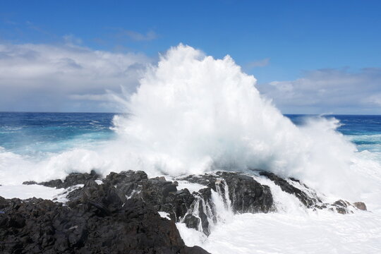 Meeresbrandung mit Font&auml;ne und Gischt an Fels bei Buenavista del Norte auf Teneriffa