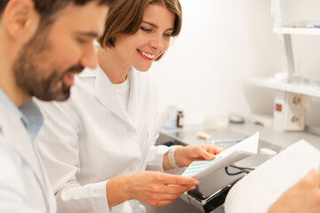 Obraz premium Medical professionals analyzing charts in laboratory setting