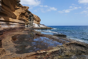 Bunte Felsen an der Küste am Callao de la Cochina in Costa del Silencio auf Teneriffa