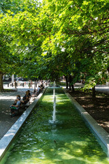 Obraz premium Hviezdoslav-Platz, Promenade mit Bäumen, Bänken und Cafes in Bratislava, Slowakei