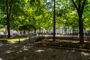 Hviezdoslav-Platz, Promenade mit Bäumen, Bänken und Cafes in Bratislava, Slowakei