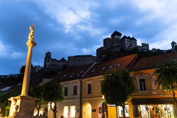 Nachtaufnahme der Pestsäule zum Gedenken der Opfer der Pest  zum Beginn des 18. Jahrhunderts, im...