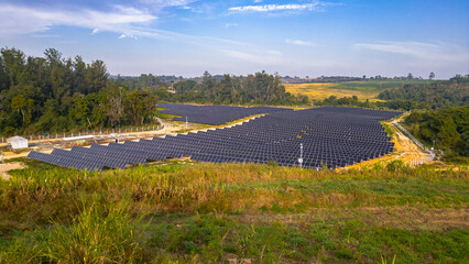 Energia Solar Pain&eacute;is Fotovoltaicos Sustentabilidade Fazenda Tecnologias Renov&aacute;veis Sol Instala&ccedil;&atilde;o Verde Campo Eletricidade Clima Limpo Paisagem Econ&ocirc;mica Produ&ccedil;&atilde;o Brilho C&eacute;u Azul Infraestrutura