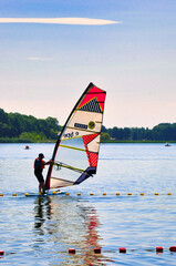 Jezioro Sławskie(Śląskie Morze).Człowiek na desce surfingowej  z kolorowym żaglem. © Pol Badger