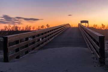 ponte pedonale in spiaggia al tramonto 