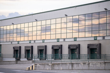 Nowoczesny magazyn logistyczny, Centrum logistyczne