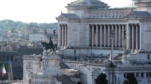 l'Altare della Patria. Roma, Italia. 
Vista aerea dei cavalli in cima all'altare della Patria con vista sul centro della citt&agrave; di Roma.