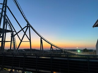 Sonnenuntergang und Landschaft und Mond 