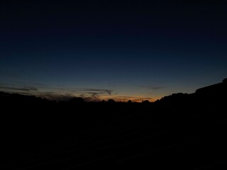 Sonnenuntergang und Landschaft und Mond 