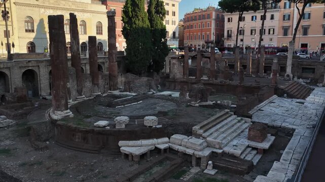 I Templi Romani dell'Area Sacra di Largo di Torre Argentina. Roma, Italia
Vista aerea della piazza e degli scavi archeologici dell'Area Sacra.
