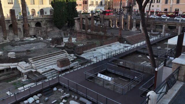 I Templi Romani dell'Area Sacra di Largo di Torre Argentina. Roma, Italia
Vista aerea della piazza e degli scavi archeologici dell'Area Sacra.
