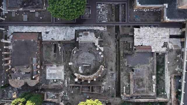 I Templi Romani dell'Area Sacra di Largo di Torre Argentina. Roma, Italia
Vista aerea della piazza e degli scavi archeologici dell'Area Sacra.
