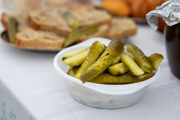 ogórki małosolne wystawione w plastikowej misce