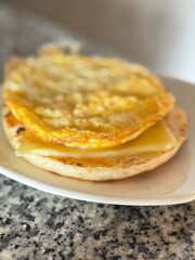 Arepa colombiana con huevo y queso encima