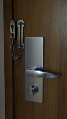Door lock with chain to ensure door security