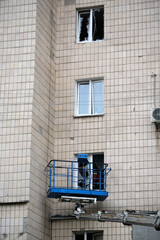 Window repair in urban apartment building using a lift