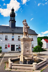 Fototapeta premium Dolnośląskie, średniowieczne miasto Wleń.Zabytkowy pomnik biednej dziewczyny karmiącej gołębie(tzw.Gołębiarki).