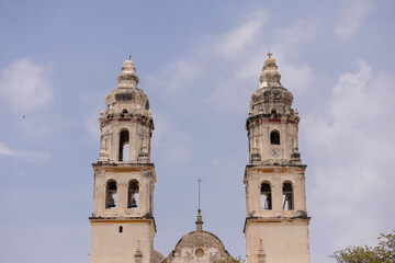 Obraz premium Beautiful Spanish colonial architecture and church in the city center of Campeche, Mexico.