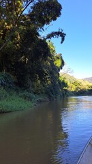Uma linda paisagem do Rio Ribeira de Iguape, no Vale do Ribeira, estado de São Paulo, Brasil.