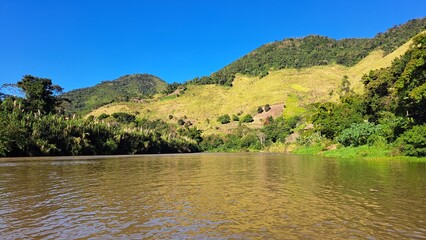Uma linda paisagem do Rio Ribeira de Iguape, no Vale do Ribeira, estado de São Paulo, Brasil.