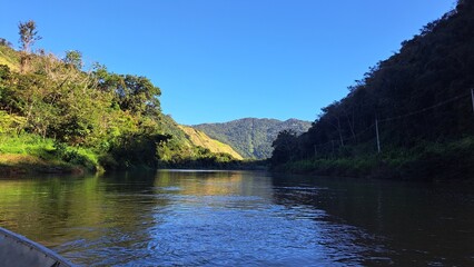 Uma linda paisagem do Rio Ribeira de Iguape, no Vale do Ribeira, estado de São Paulo, Brasil.