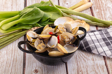 Boiled fresh clams with lemongrass
