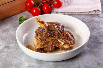 Baked lamb leg with spices