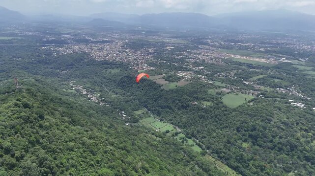 volando en parapente 